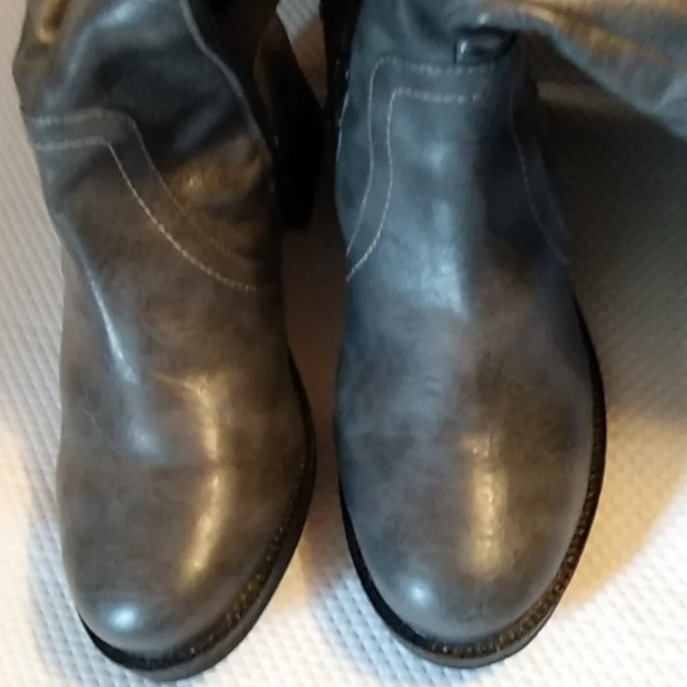 Heavenly Soles Boots 9 - Picture 4 of 7